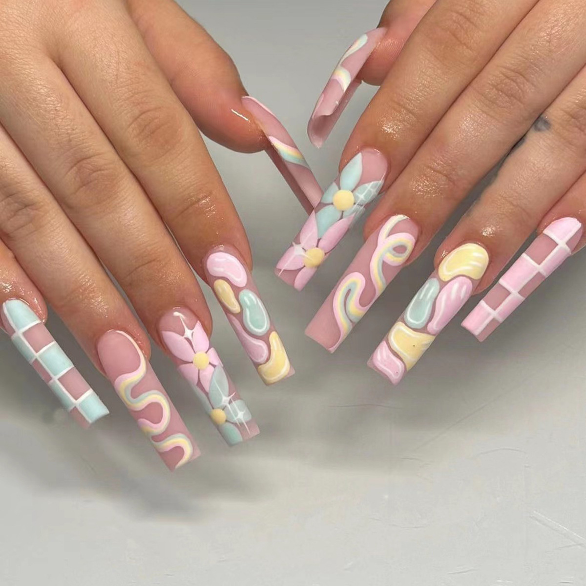 24개 블랙 프렌치 가짜 손톱 세트 나비 모양 라인스톤 - Nail Art Quirky 리뷰 및 가격