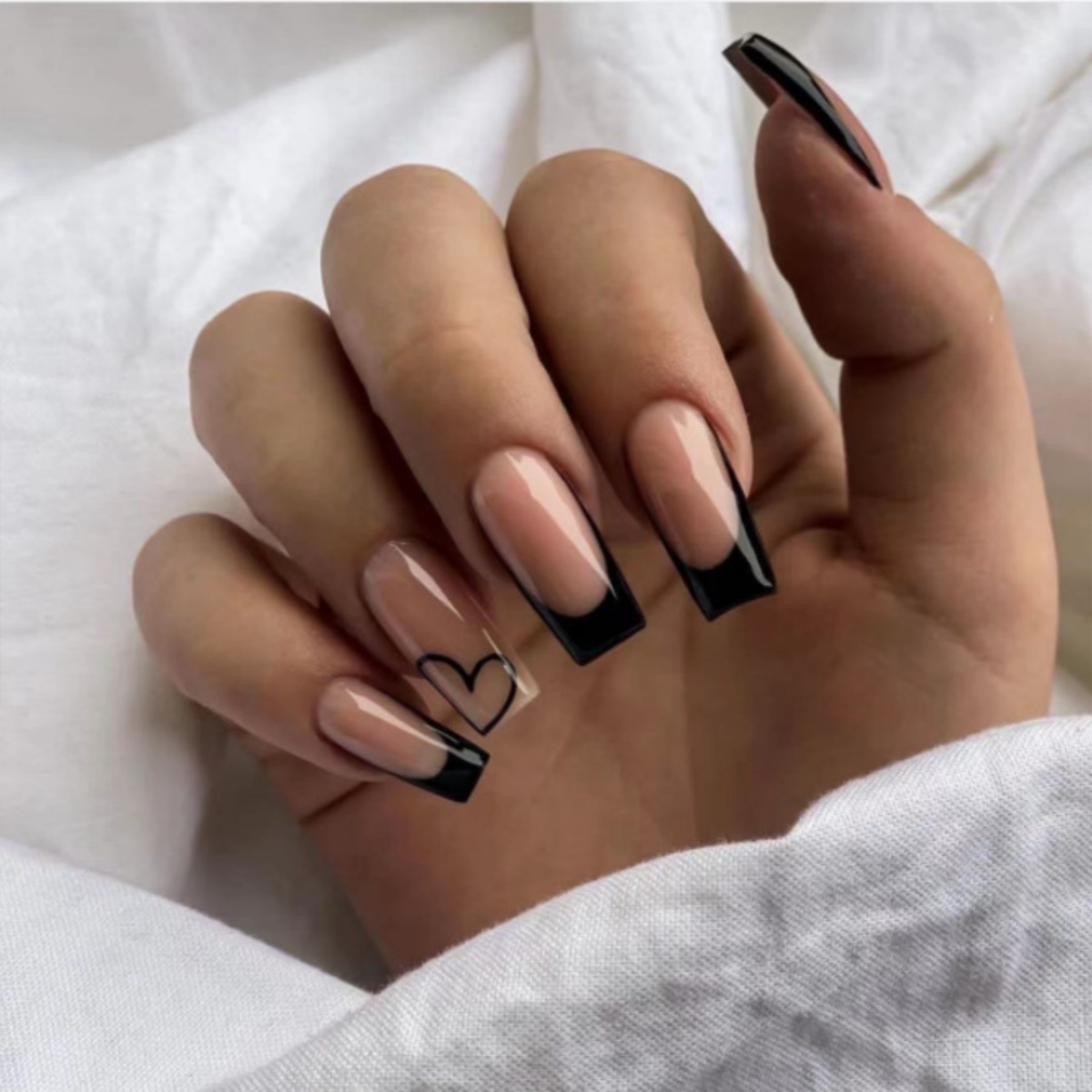 24개 블랙 프렌치 가짜 손톱 세트 나비 모양 라인스톤 - Nail Art Quirky 리뷰 및 가격